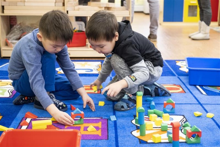 children with building blocks